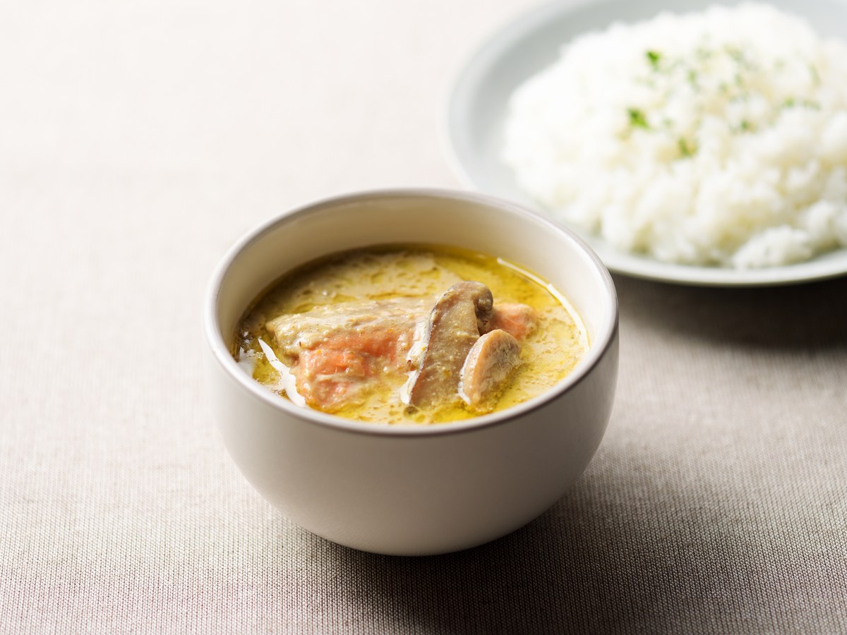 鮭ときのこを食べるグリーンカレー