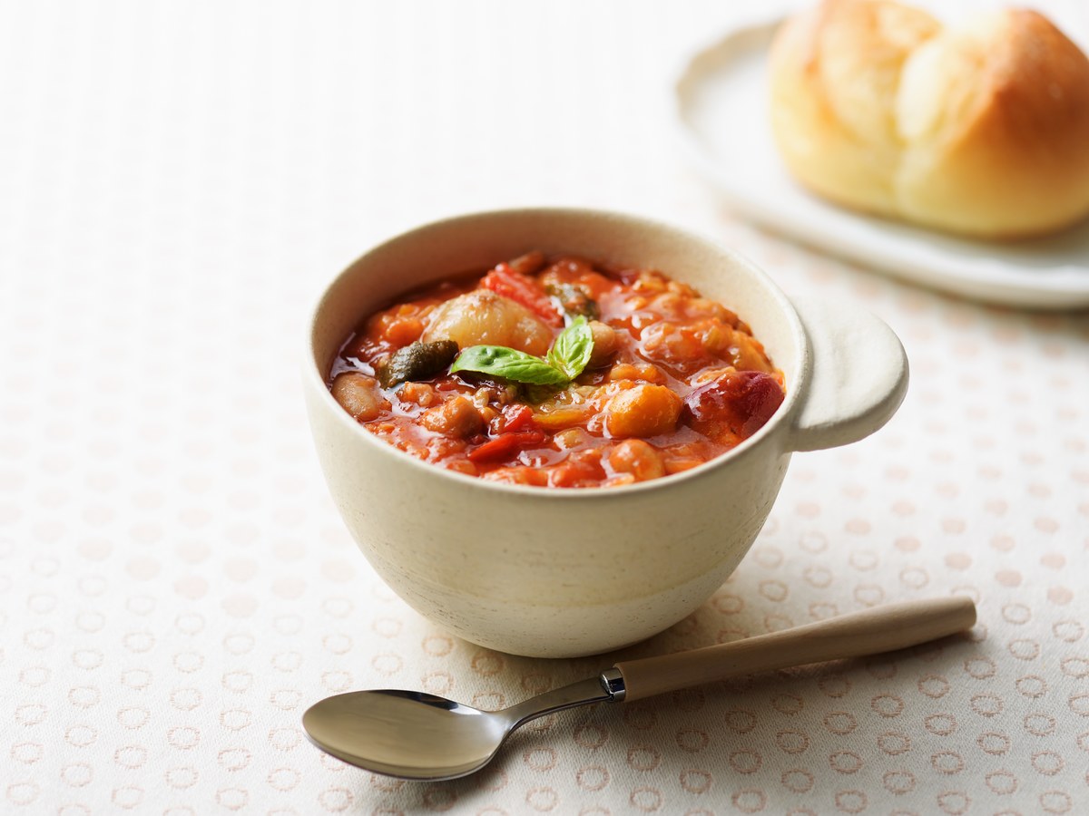 4種の豆とオーツ麦のトマトスープ